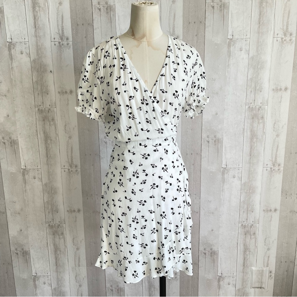 Y & I clothing boutique Robyn robin black white floral wrap dress size medium
